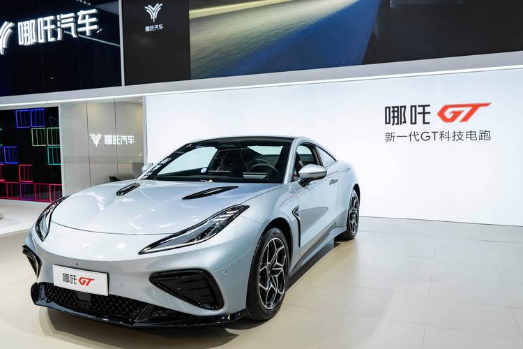 佛山66哪吒汽车在智能汽车领域的表现，领途汽车在新能源汽车市场中的影响力